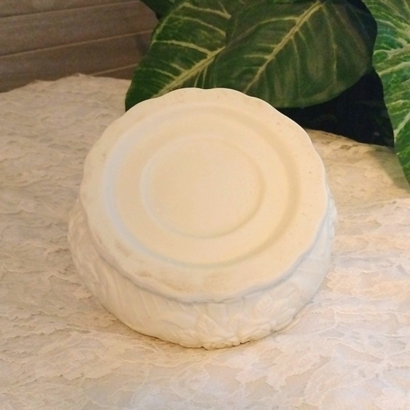 ⚜️ Vintage 3D Rose Porcelain Bisque Round Trinket/Jewelry Holder - Picture 6 of 12